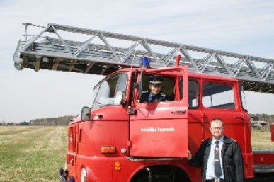 Holten die W 50-Drehleiter ins Kunower Museum: Patrick Richter und Alexander Trenn ( Foto: Christina Schmidt)